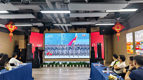一禾科技員工齊聚多功能演示廳，共睹九三閱兵盛況！